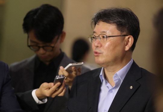 윤면식 한국은행 부총재가 31일 오전 서울 중구 한국은행에서 열린 '미국 연방공개시장위원회(FOMC) 결과 관련 상황점검회의'를 마친 뒤 취재진의 질문에 답하고 있다. 이날 미국중앙은행인 연방준비제도는 기준금리를 42일 만에 또다시 인하했다. 한국은행 제공